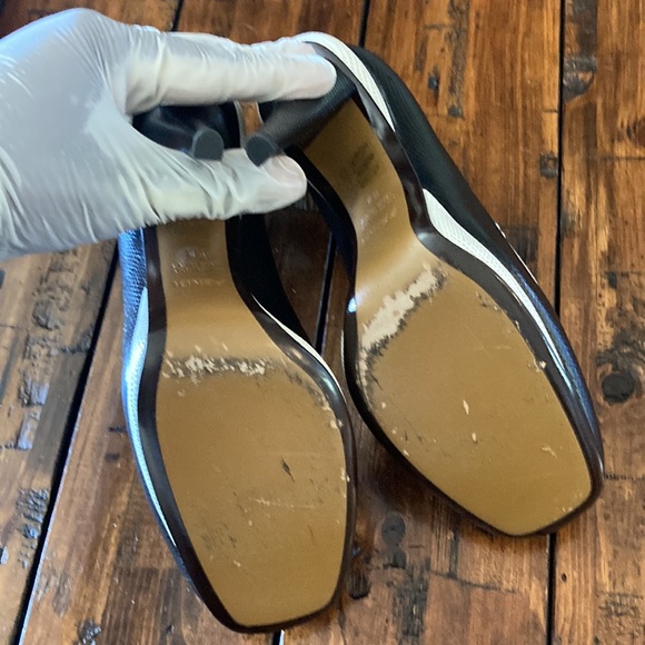 Fendi Heels, Size 38 runs a little small (Will fit size 7.5 or 7) - Picture 5 of 5